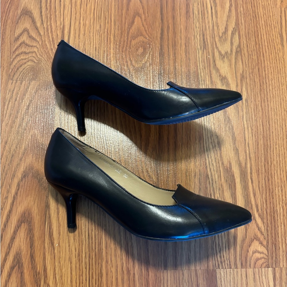 Thomas Munz Leather Padded Kitten Heels – Size 5